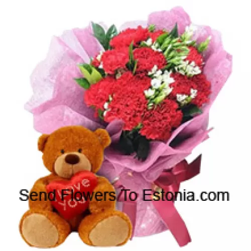 Bündel von 11 roten Nelken mit saisonalen Füllstoffen zusammen mit einem niedlichen 12 Zoll großen braunen Teddybär