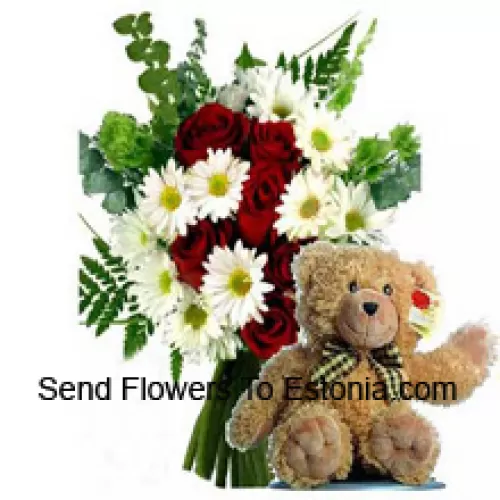 Strauß roter Rosen und weißer Gerberas zusammen mit einem niedlichen 12 Zoll großen braunen Teddybär