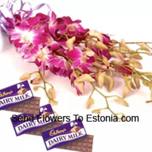 Ein wunderschöner Strauß rosa Orchideen zusammen mit verschiedenen Cadbury-Schokoladen