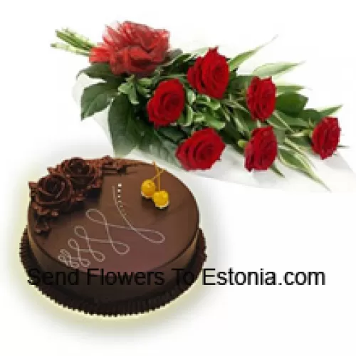 Un hermoso ramo de 7 rosas rojas junto con 1 lb (1/2 Kg) de pastel de chocolate
