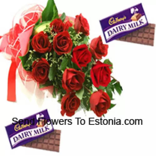 Ramo de 11 rosas rojas con relleno de temporada junto con chocolates surtidos Cadbury