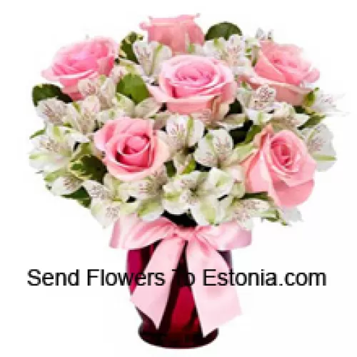 Schöne Anordnung von rosa Rosen und weißen Alstroemeria in einer Glasvase
