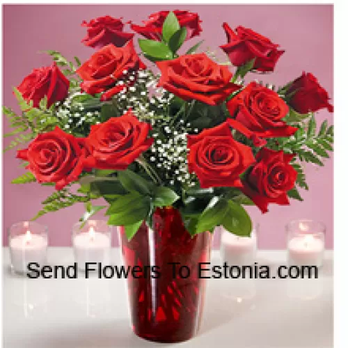 11 Rosas rojas con algunos helechos en un jarrón de vidrio