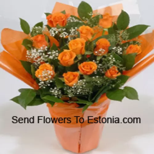 Una bellissima disposizione di 19 rose arancioni con riempitivi stagionali