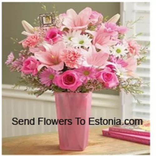 Rose rosa, garofani rosa, gerbere rosa, gerbere bianche e gigli rosa con riempitivi stagionali in un vaso di vetro