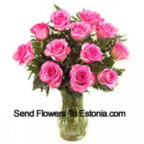 11 rosa Rosen mit etwas Farn in einer Vase