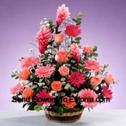Canasta de flores surtidas que incluye gerberas, rosas y rellenos de temporada