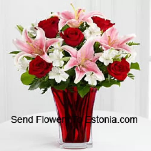 6 rote Rosen und 5 rosa Lilien mit saisonalen Füllern in einer wunderschönen Glasvase