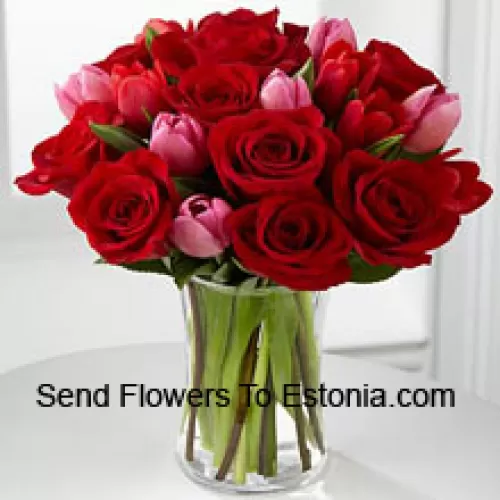 11 Rosas Rojas y 6 Tulipanes Rosados con Algunos Rellenos de Temporada en un Jarrón de Vidrio