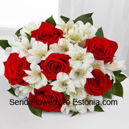 حزمة من 7 ورود حمراء وزهور بيضاء موسمية