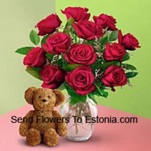 11 Rose Rosse con alcune Felci in un Vaso e un Carino Orsacchiotto Marrone di 8 pollici