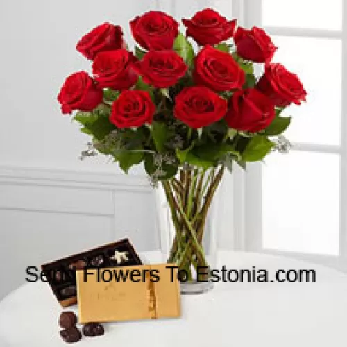 11 rote Rosen mit etwas Farn in einer Vase und einer Schachtel Godiva-Schokoladen (Wir behalten uns das Recht vor, die Godiva-Schokoladen durch Schokoladen von gleichem Wert zu ersetzen, falls sie nicht verfügbar sind. Begrenzte Stückzahl)